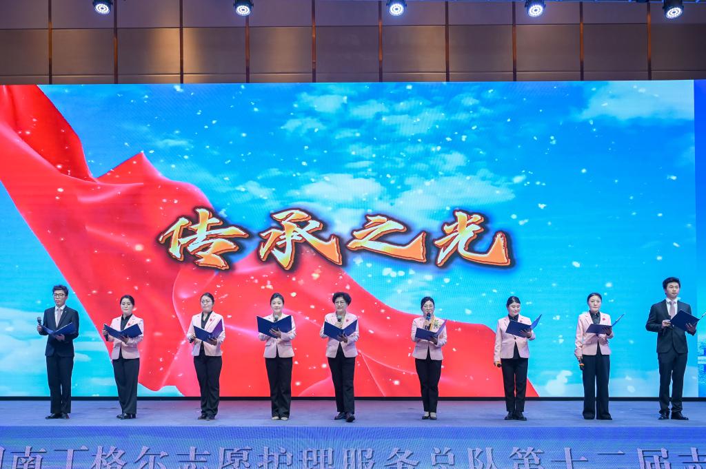 世界杯预测网站志愿护理服务队再创佳绩,从全国1000多支服务队,50余万志愿者中脱颖而出,荣获2024年度志愿护理服务“活力团队奖”;服务队副队长李家阳荣获“杰出组织者奖”;志愿者李婷荣获“最美志愿者奖”。
![